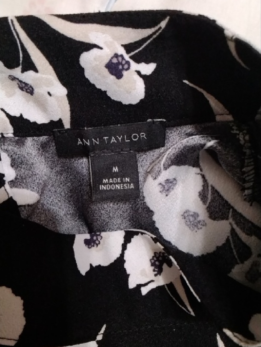 Ann Taylor Black & White Floral Short Sleeve Top - Picture 5 of 6